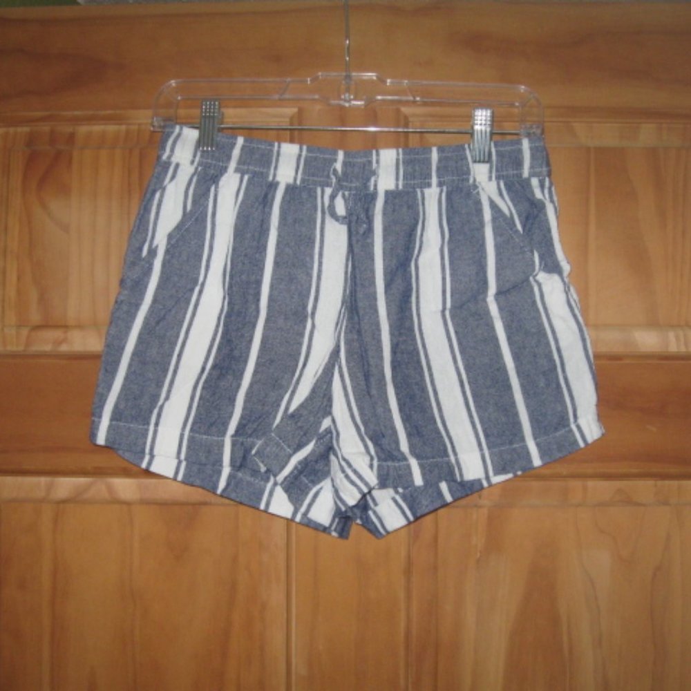 5/$30 Girls Old Navy Blue/White Striped Shorts